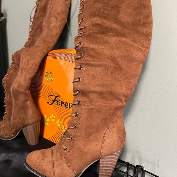 Woman’s boots not worn - Picture 3 of 3